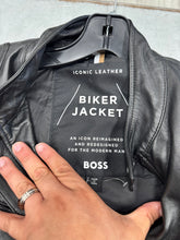 Load image into Gallery viewer, Hugo Boss Outerwear Size Small
