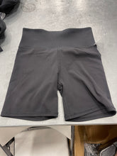 Load image into Gallery viewer, Vuori Athletic Shorts Size Small
