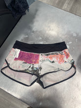 Load image into Gallery viewer, Lulu Lemon Athletic Shorts Size 5/6 0112

