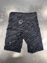 Load image into Gallery viewer, Lulu Lemon Athletic Shorts Size 4 0346
