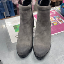 Load image into Gallery viewer, Sorel Womens Boots 9.5
