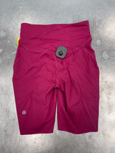 Load image into Gallery viewer, Lulu Lemon Athletic Shorts Size 4 0349
