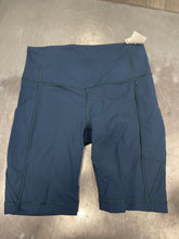 Load image into Gallery viewer, Lulu Lemon Athletic Shorts Size 3/4
