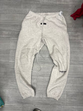 Load image into Gallery viewer, Essentials Pants Men Size Large 9260
