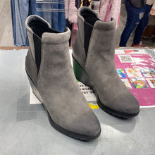 Load image into Gallery viewer, Sorel Womens Boots 9.5
