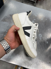 Load image into Gallery viewer, VEJA Athletic Shoes Womens 8
