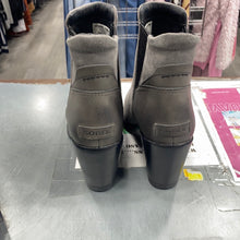 Load image into Gallery viewer, Sorel Womens Boots 9.5
