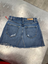 Load image into Gallery viewer, GRLFRND Skirt Size 1
