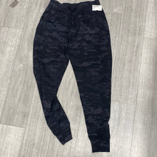 Load image into Gallery viewer, Alphalete Athletic Pants Size Medium

