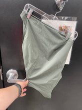 Load image into Gallery viewer, Lulu Lemon Athletic Top Size 4 2416
