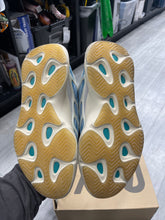 Load image into Gallery viewer, Adidas Men Size 10.5
