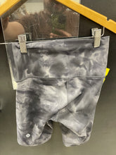 Load image into Gallery viewer, Lulu Lemon Athletic Shorts Size 4 9392
